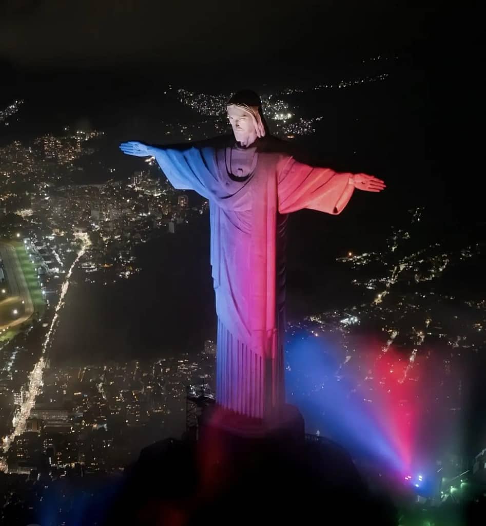 Cristo Redentor com as cores da França
